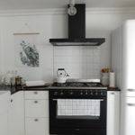 DE schwarz-weiße Küche, Wandteppich an der Wand