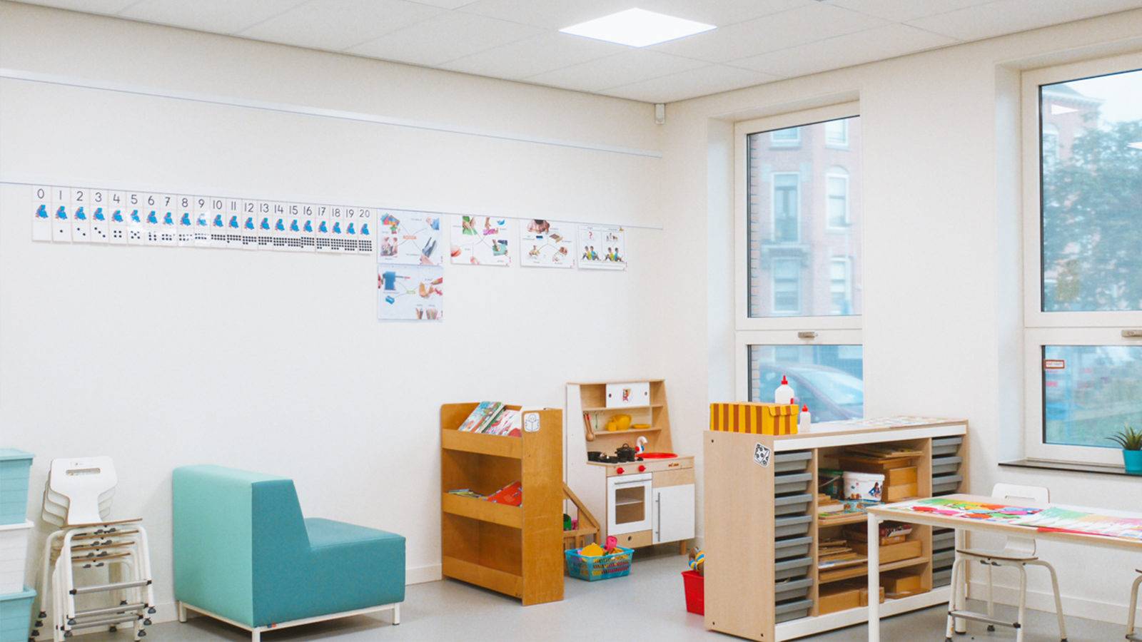 NL Info Rail ophangsysteem met kindertekeningen aan de muur in de klas
