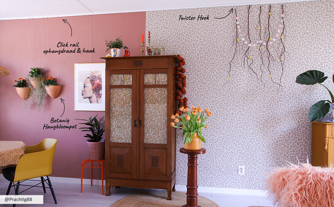 NL lente decoratie aan muur in woonkamer met click rail ophangsysteem