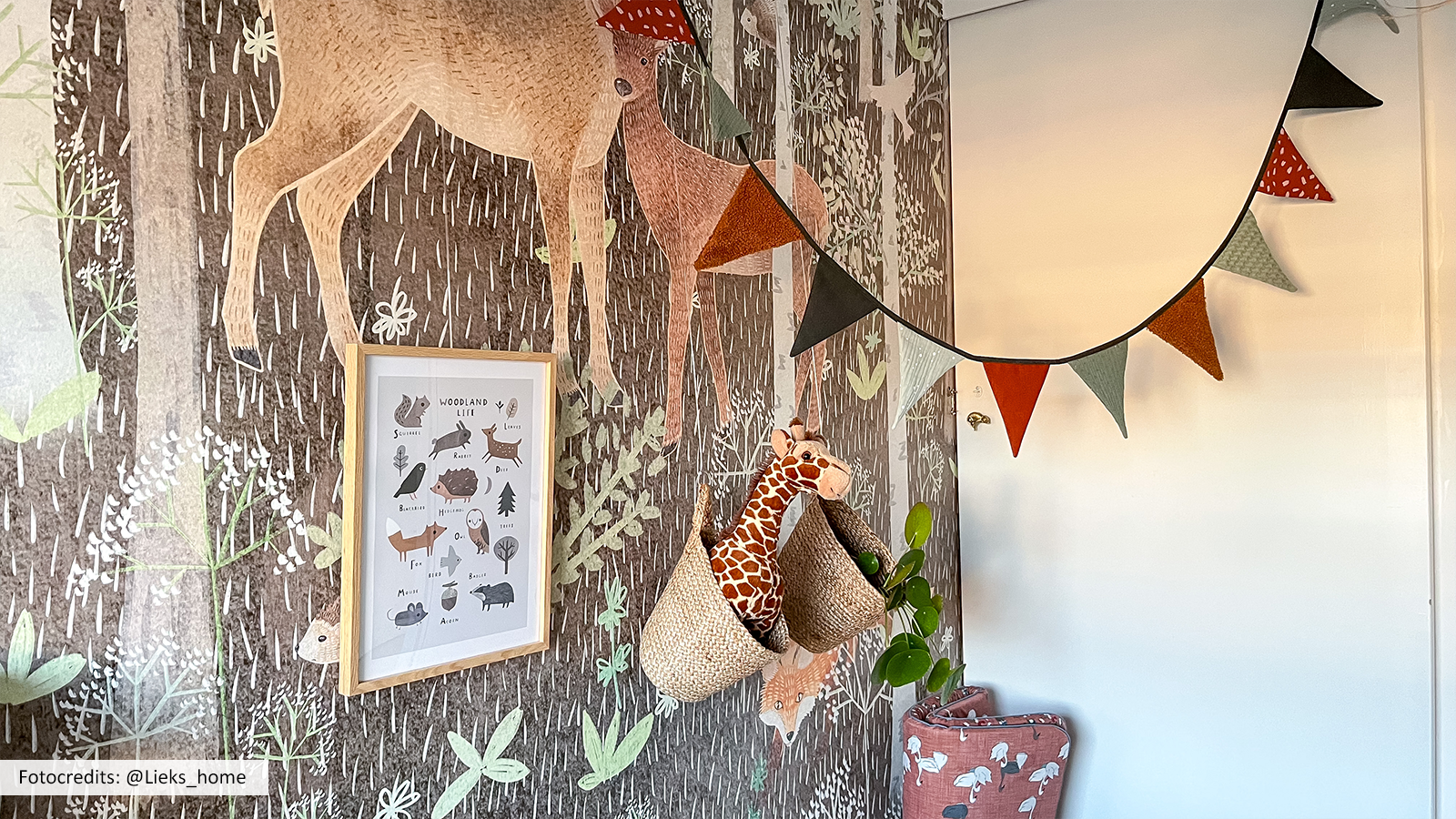 NL lente decoratie van mandje met plant aan muur in kinderkamer
