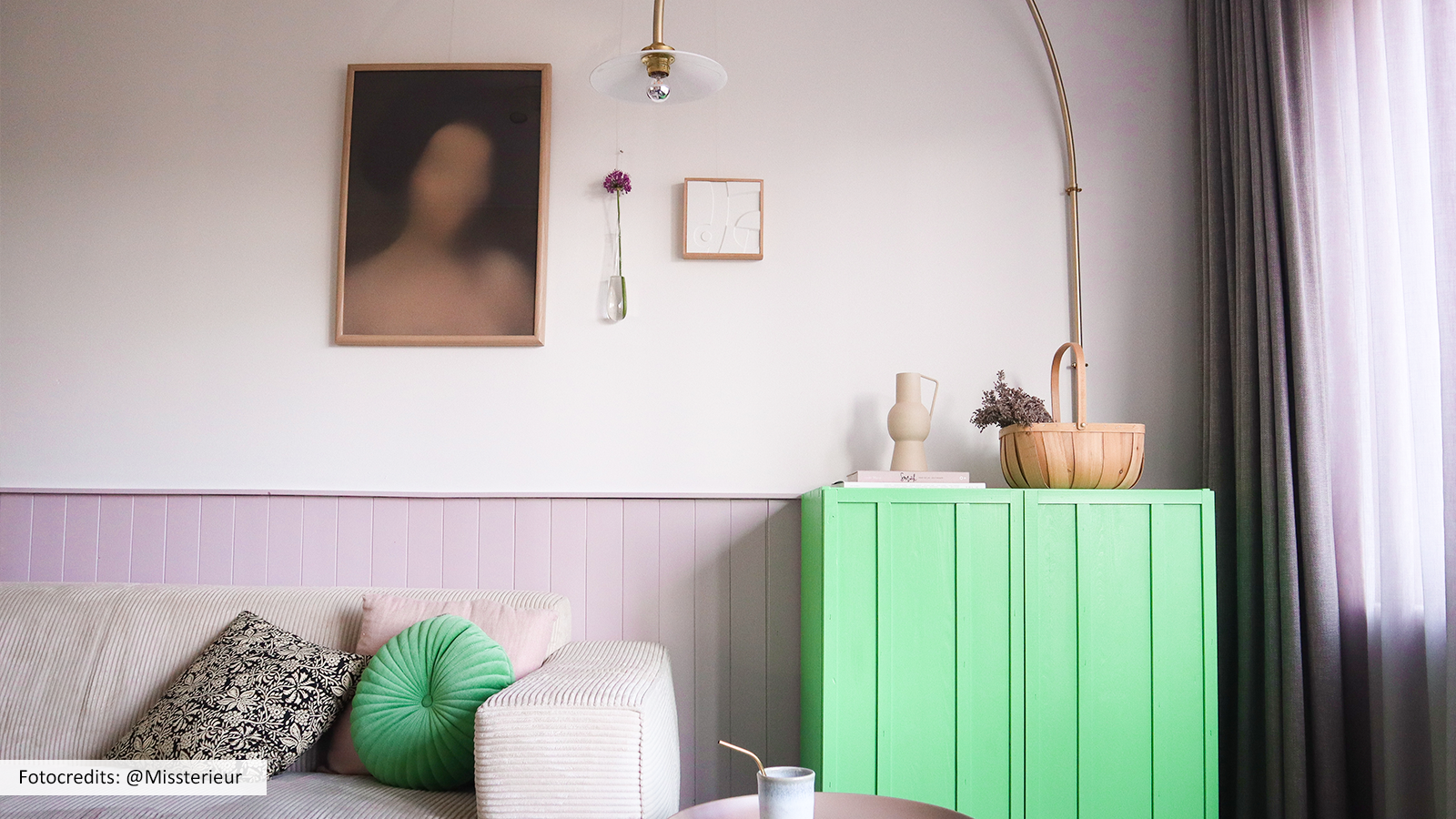 NL lente decoratie aan muur in woonkamer aan click rail ophangsysteem
