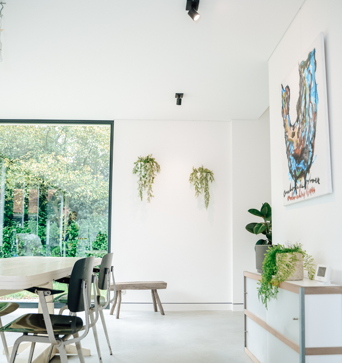NL woonkamer schilderij en planten