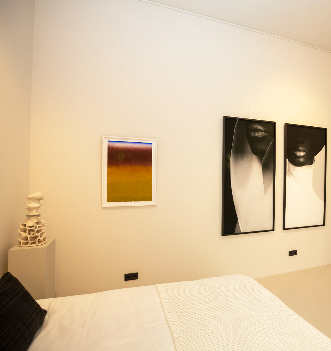 NL slaapkamer met kunstwerken aan muur