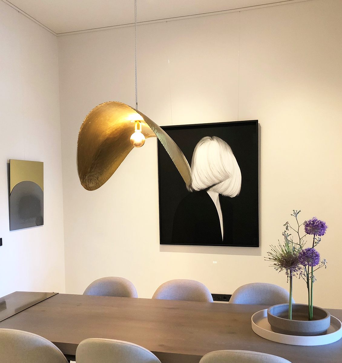 NL eetkamer zwart wit schilderij gouden lamp