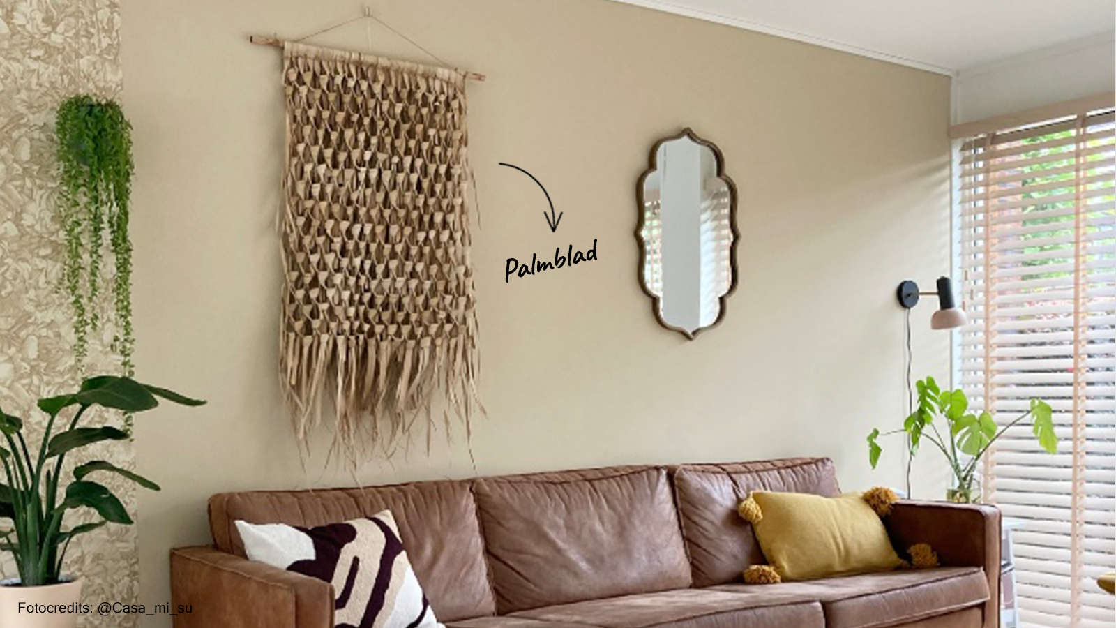 NL wandkleed van palmblad als wanddecoratie aan het click rail ophangsysteem in woonmaker