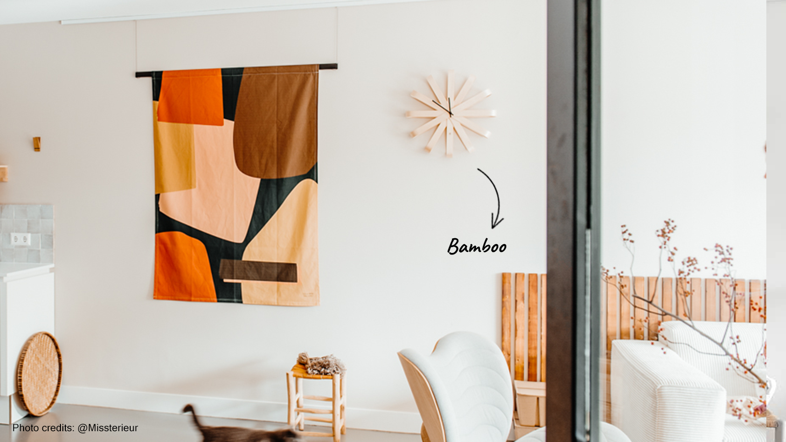 DE Bambusuhr als Wanddekoration an der Klickschienen-Aufhängung im Wohnzimmer