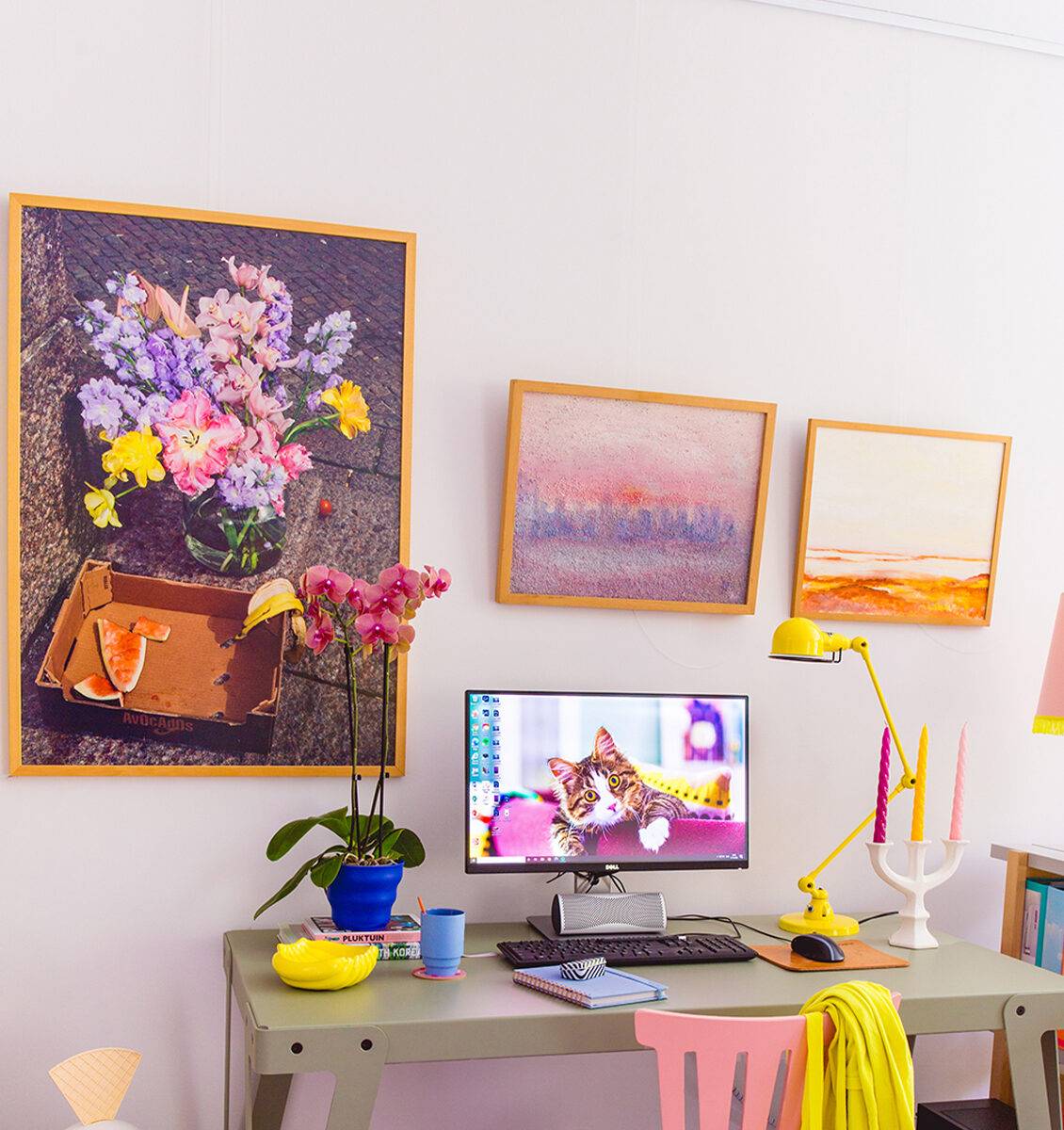 NL kleurrijke kantoorruimte met kleurrijke wanddecoratie