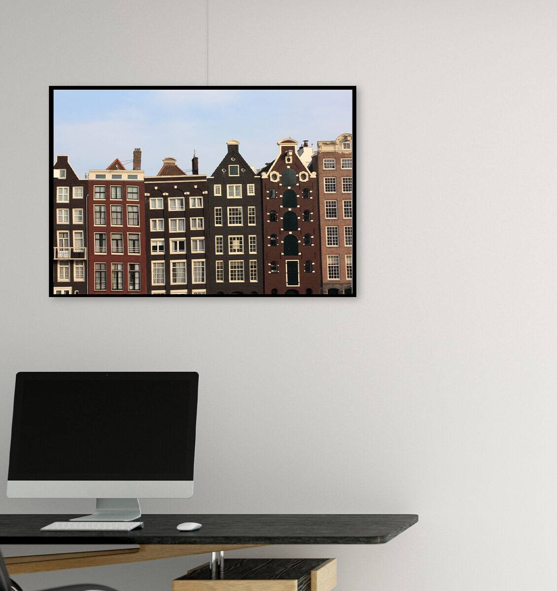 NL kantoorruimte met fotokunst van Amsterdamse huizen aan de wand