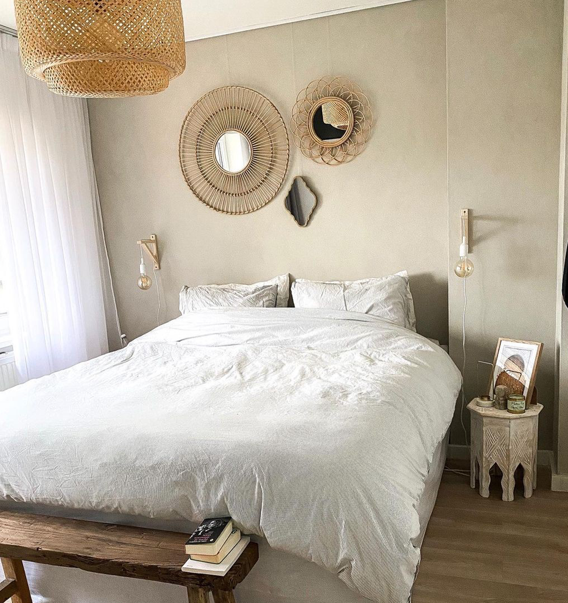 NL slaapkamer met ronde spiegels aan muur