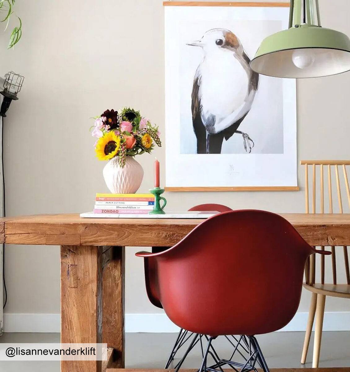 NL kunstwerk van een vogel boven de eettafel