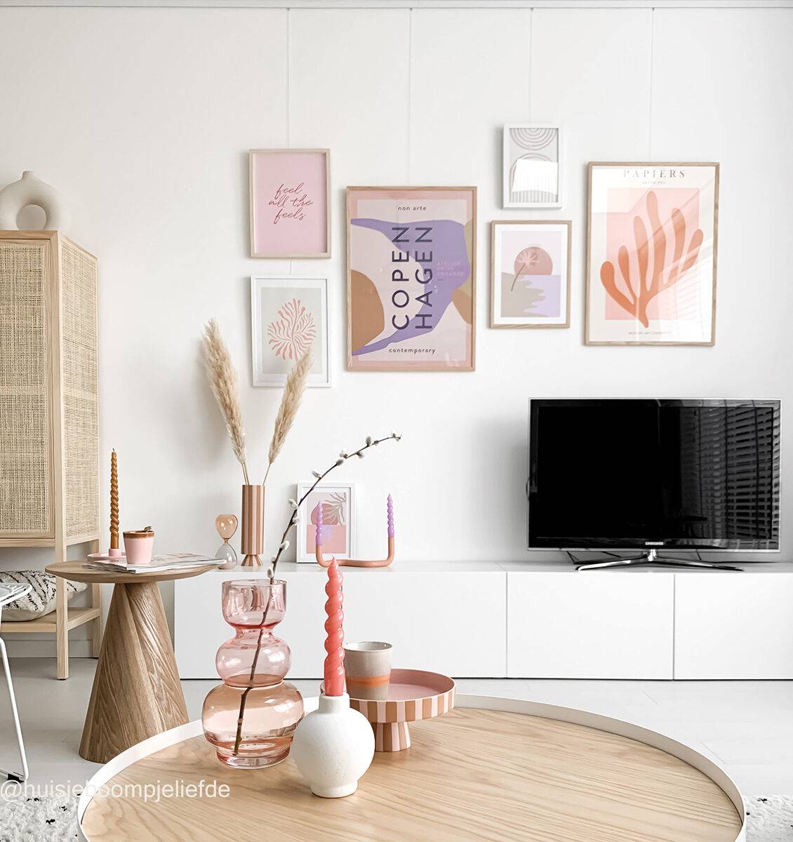 NL gekleurde lijsten aan de muur boven tv meubel