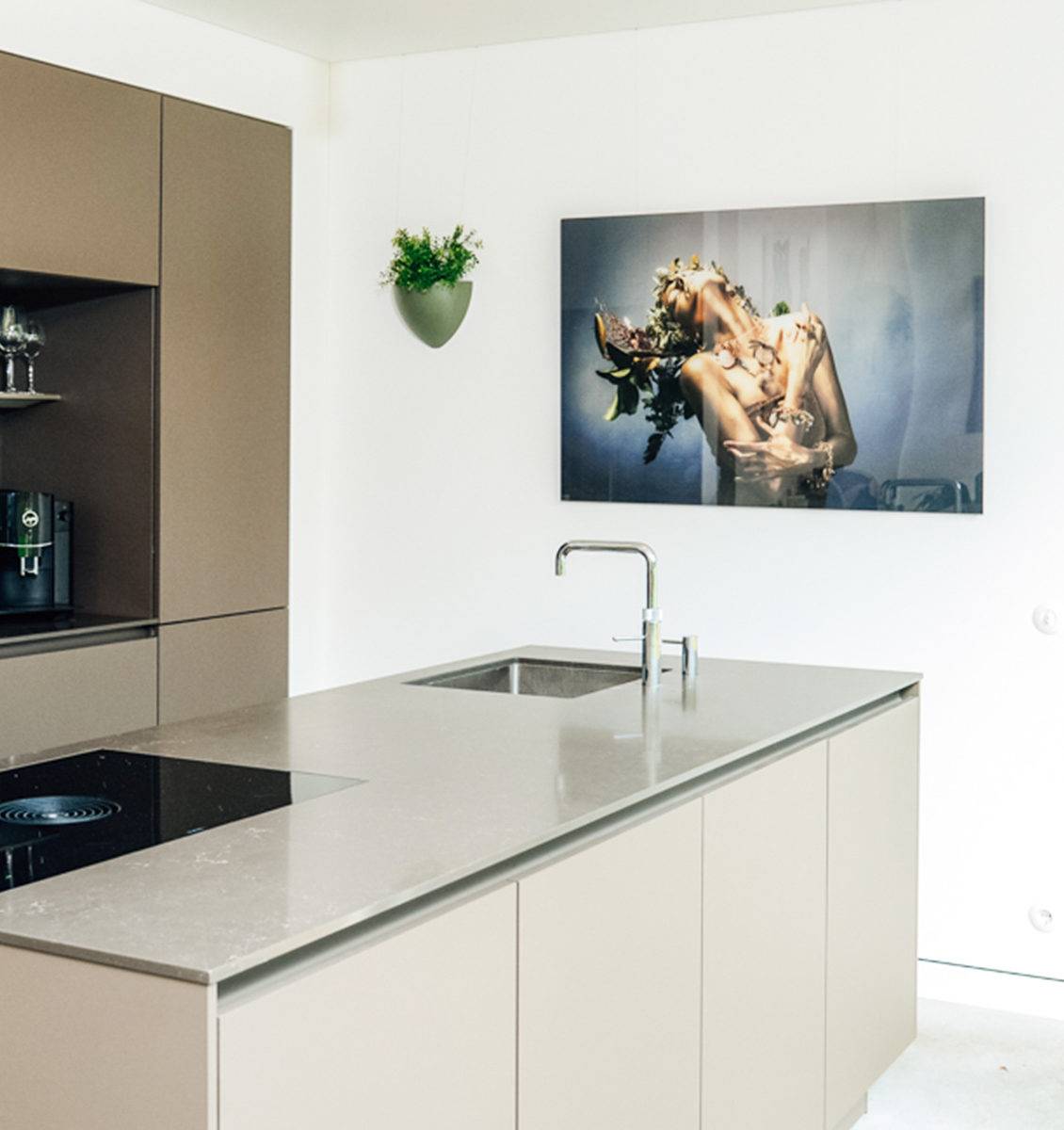NL groot plexiglas paneel aan muur in keuken