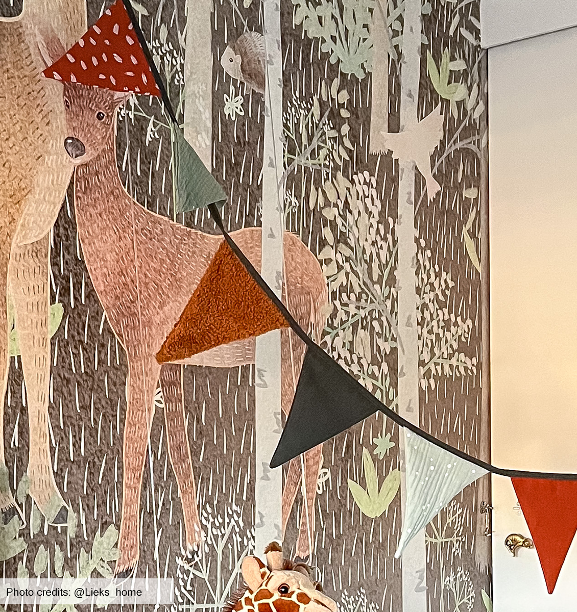 NL decoratie slinger met aardetinten in kinderkamer aan de muur