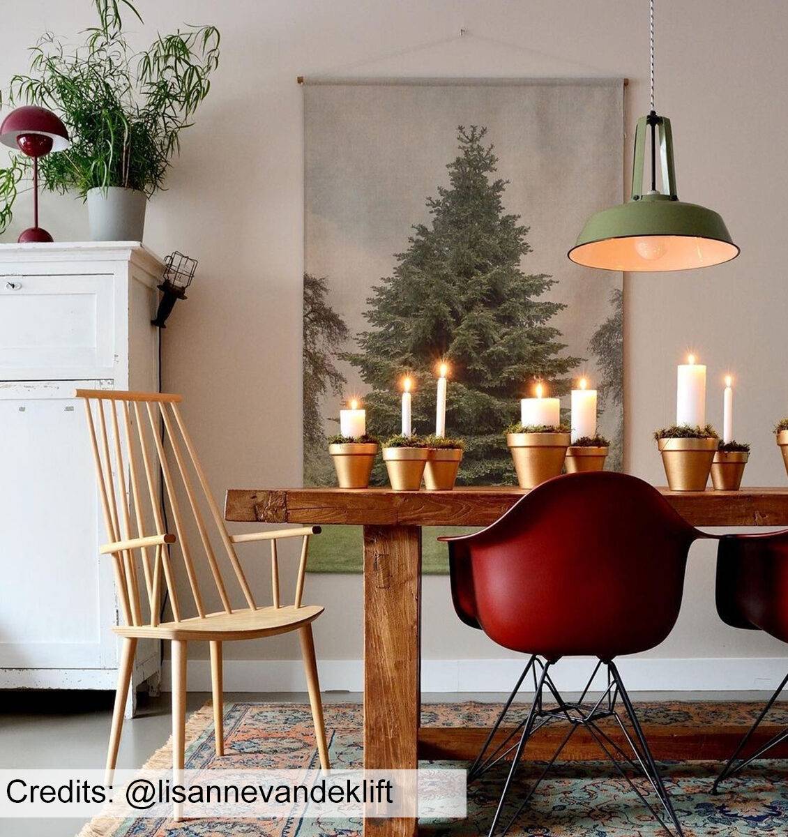 NL wandkleed met kerstboom afbeelding aan de muur boven eettafel
