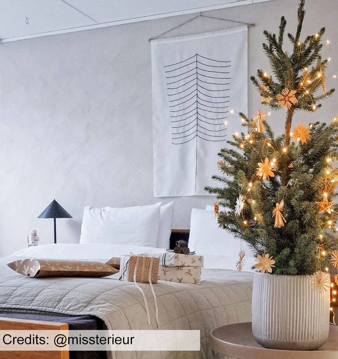 NL wandkleed met abstracte kerstboom aan de muur boven bed