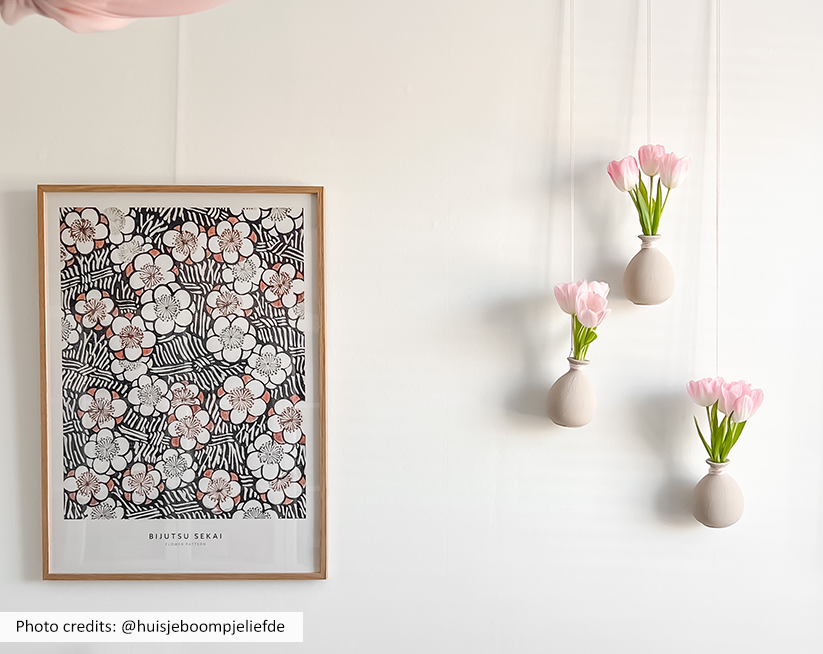 EN posters with Spring colors a vase with tulips on the wall