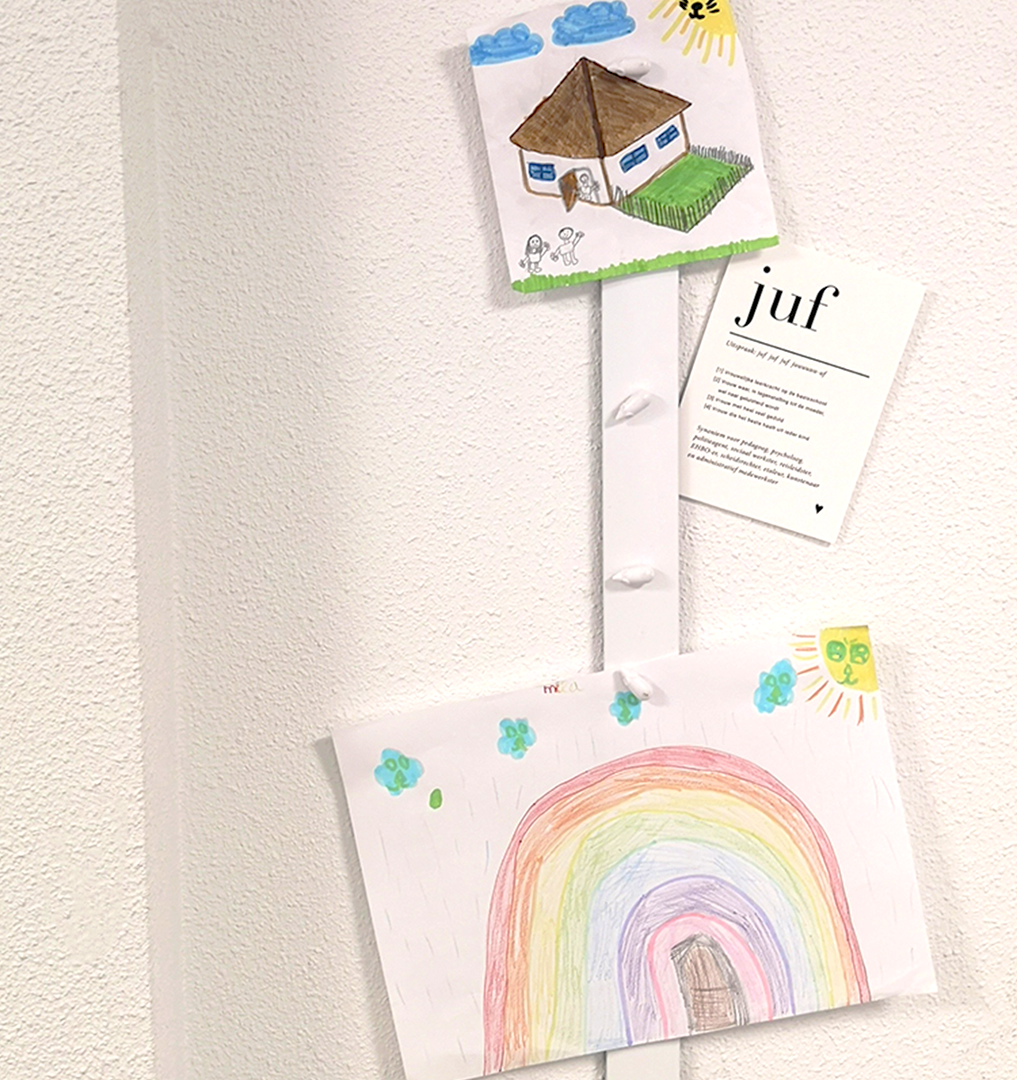 NL kindertekening van een huis en een regenboog