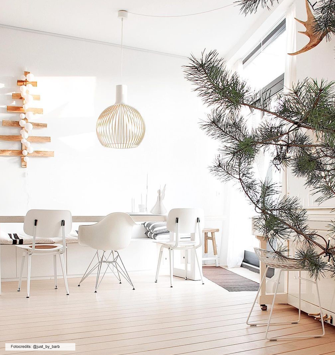 NL houten kerstboom aan wand wit interieur