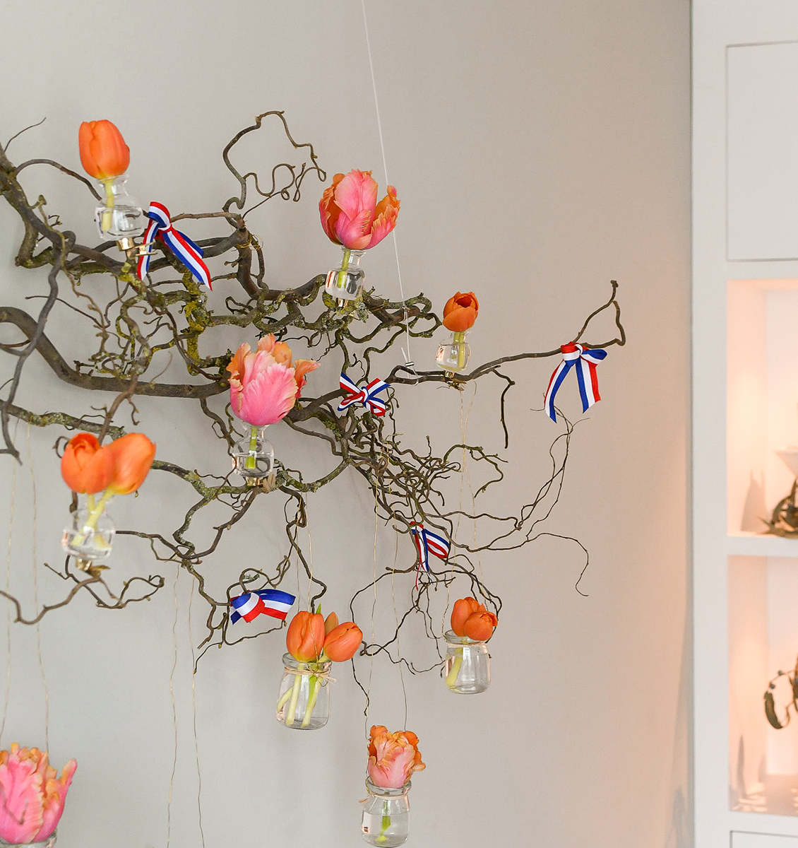 EN branches on wall with kingsday decoration in living room