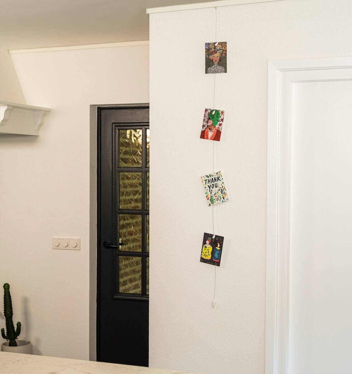 EN cards on the kitchen wall to the picture mouse