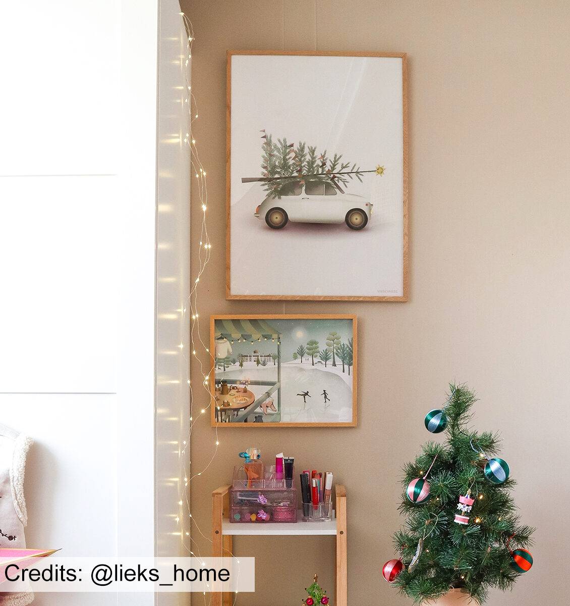 NL lijsten met kerstposters aan beige muur in kinderkamer