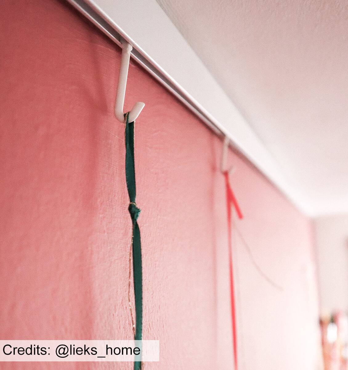 NL kerstslinger opgehangen aan muur met tiwister hooks