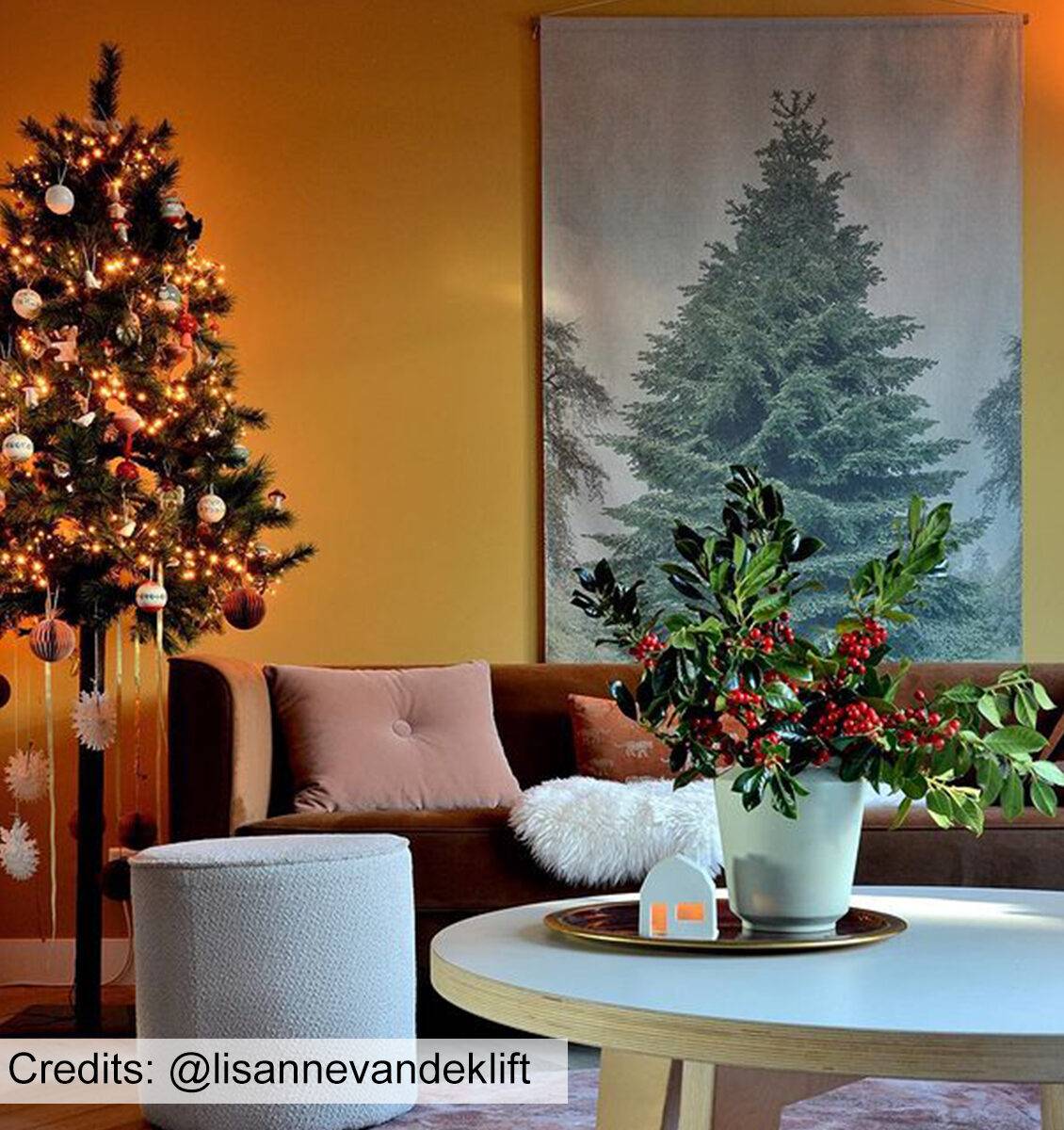 NL wandkleed met kerstboom aan muur boven bank in woonkamer