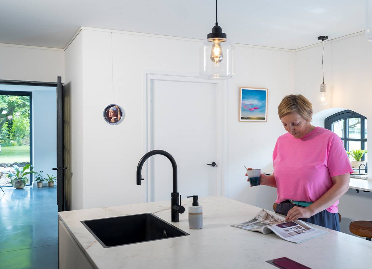 DE Küchenwanddekoration Frau mit rosa Hemd