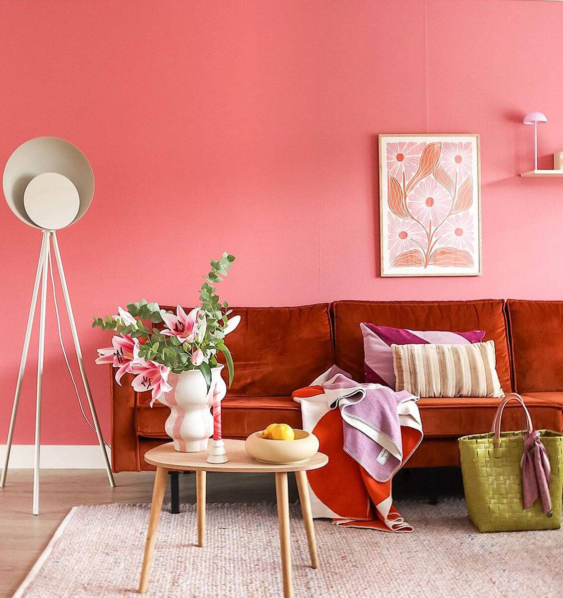 NL lijst aan fel roze muur in woonkamer