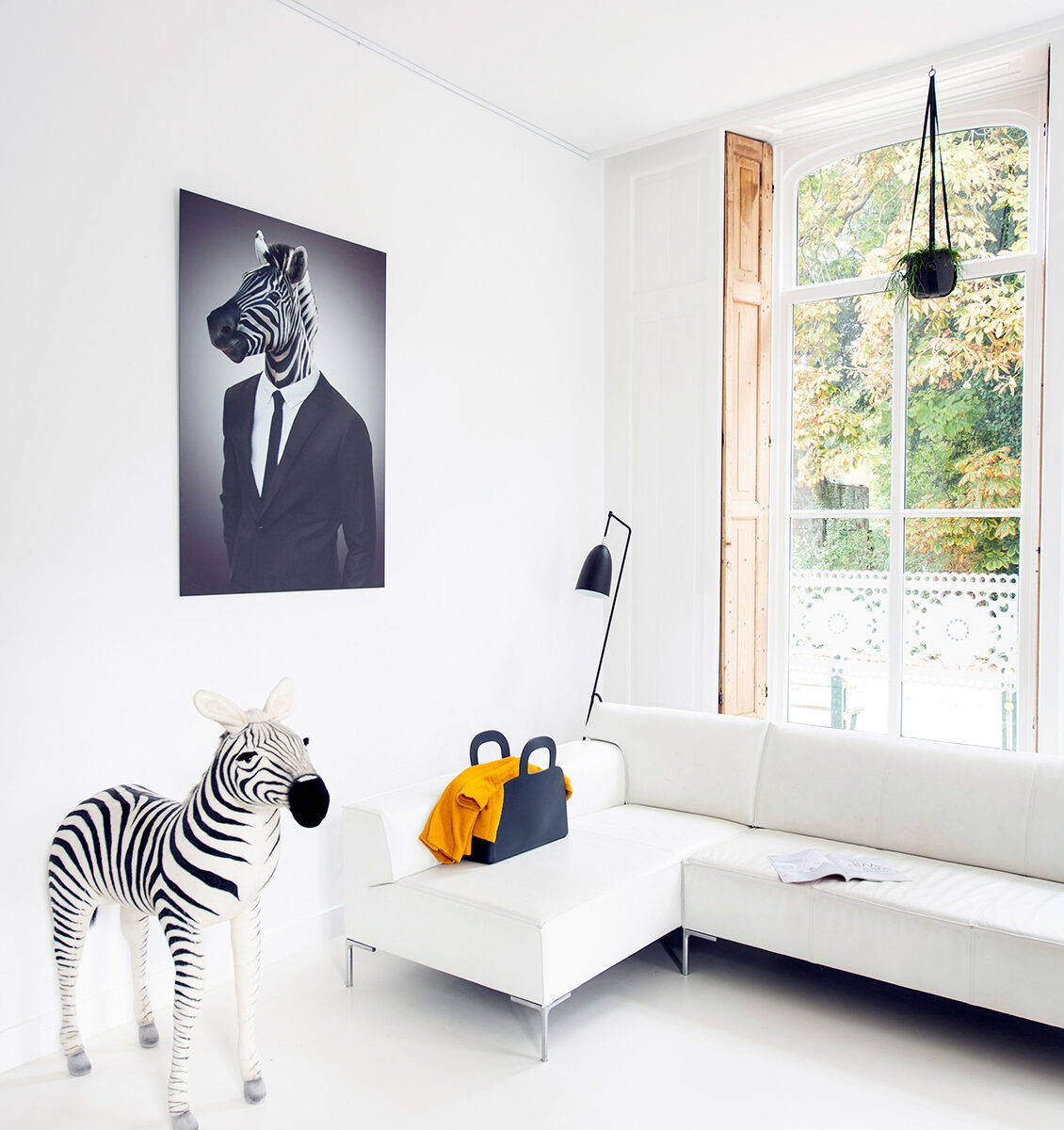 NL woonkamer met zebra kunstwerk aan de muur