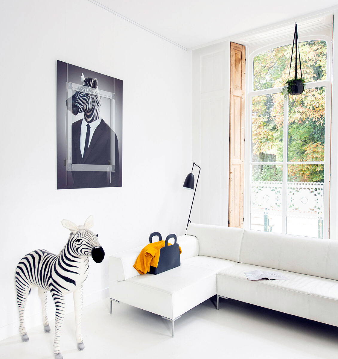 NL woonkamer met zebra kunstwerk aan de muur waarbij het blind ophangsysteem zichtbaar is gemaakt