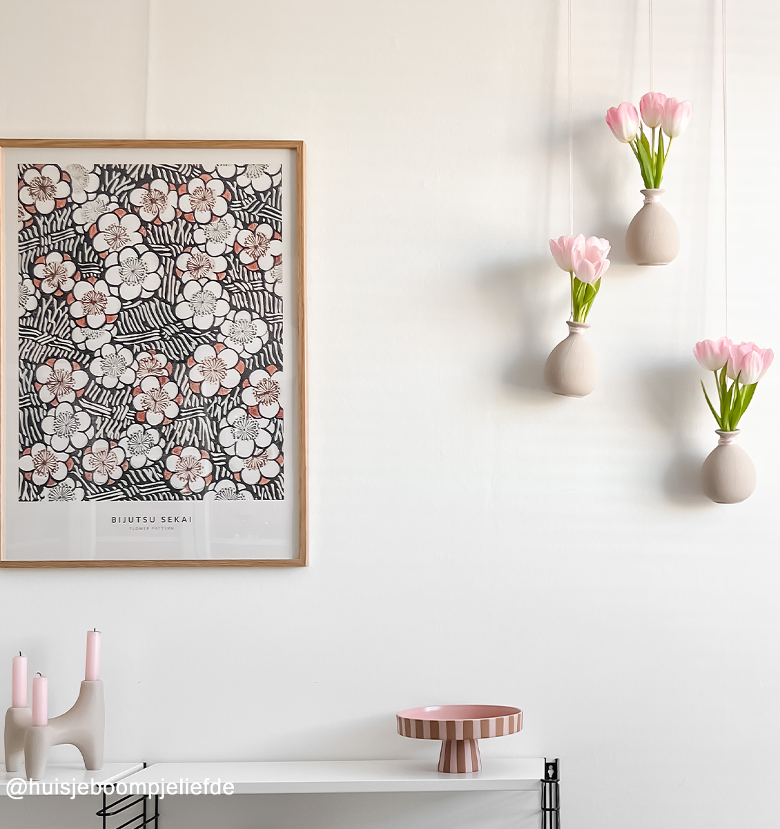 bloemenprint met hangbloempotjes met roze tulpen
