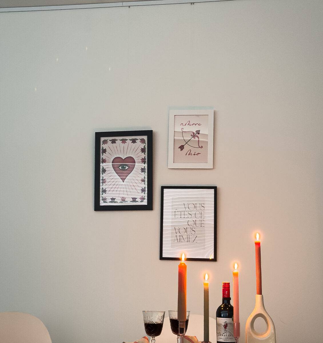 NL romantische eettafel setting met liefdes posters aan de Click Rail van Artiteq