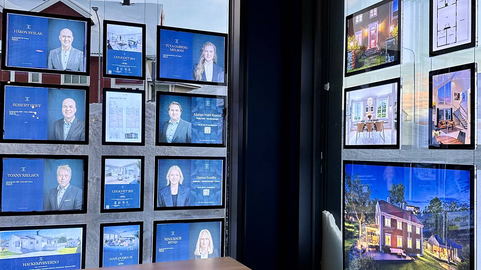 FR Panneaux LED dans une vitrine remplie d'offres de logement Agence immobilière