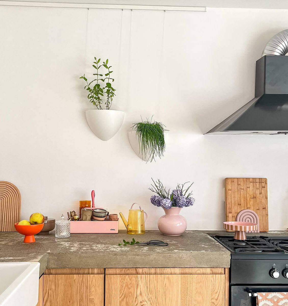 NL witte Botaniqs met plantjes aan de wand in de keuken