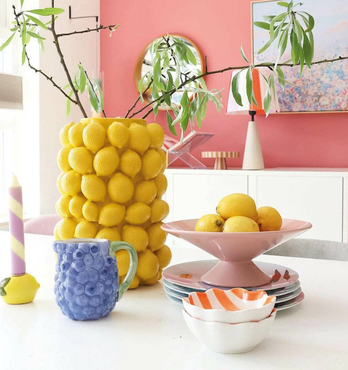 NL eettafel met kleurrijke, zomerse versieren en een schaal met citroenen