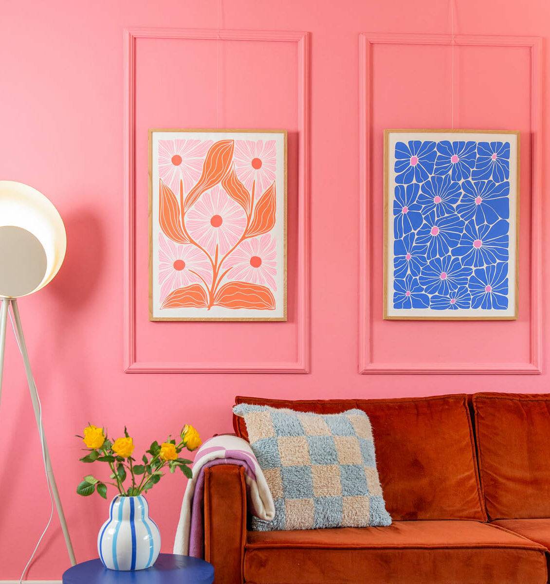 NL woonkamer met 2 kleurrijke abstracte bloemen posters aan de wand