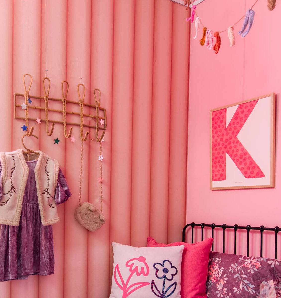 NL kinderkamer met roze K poster aan de wand