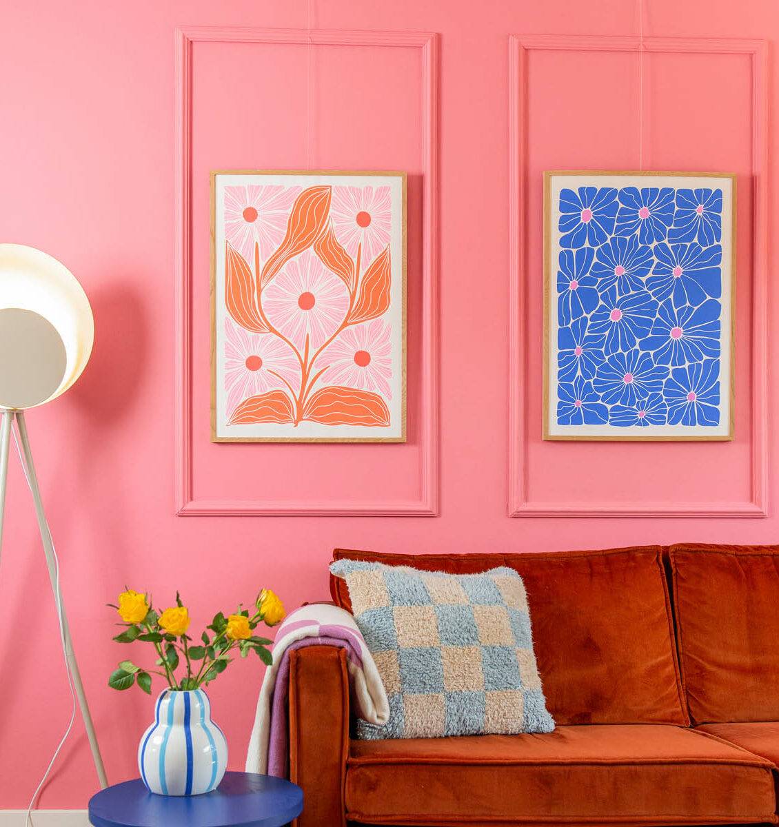 NL kleurrijke woonkamer met kleurrijke posters aan de wand