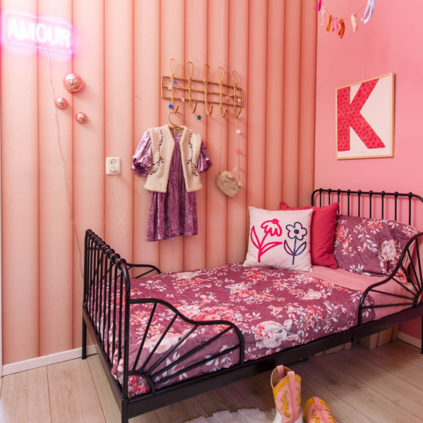 EN pink kid's room