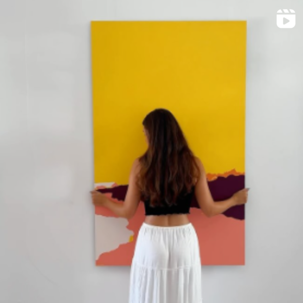 EN woman hanging a painting